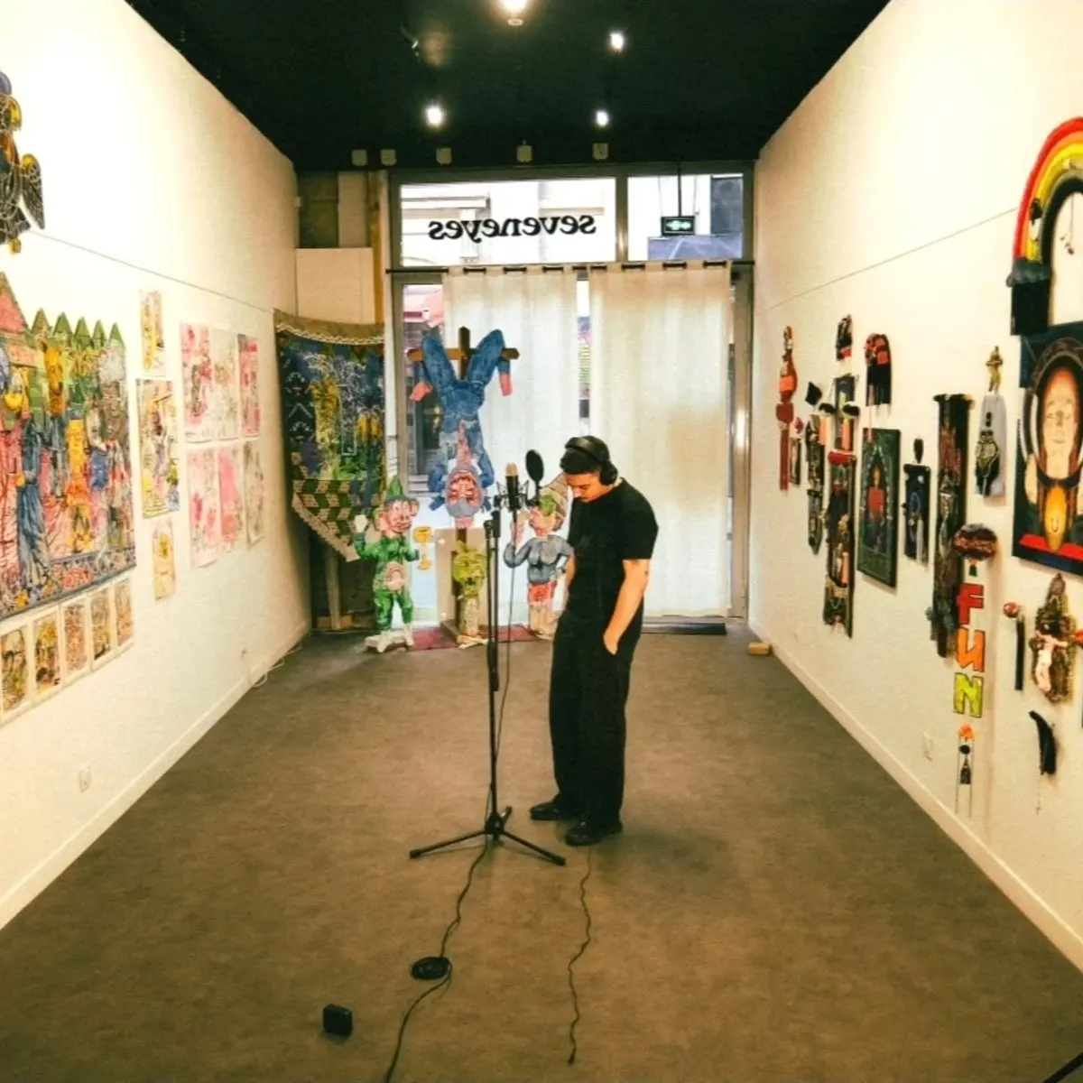 MaxxBud enregistre au micro au milieu d’une galerie d’art, visuel de « C’est de l’art ? »