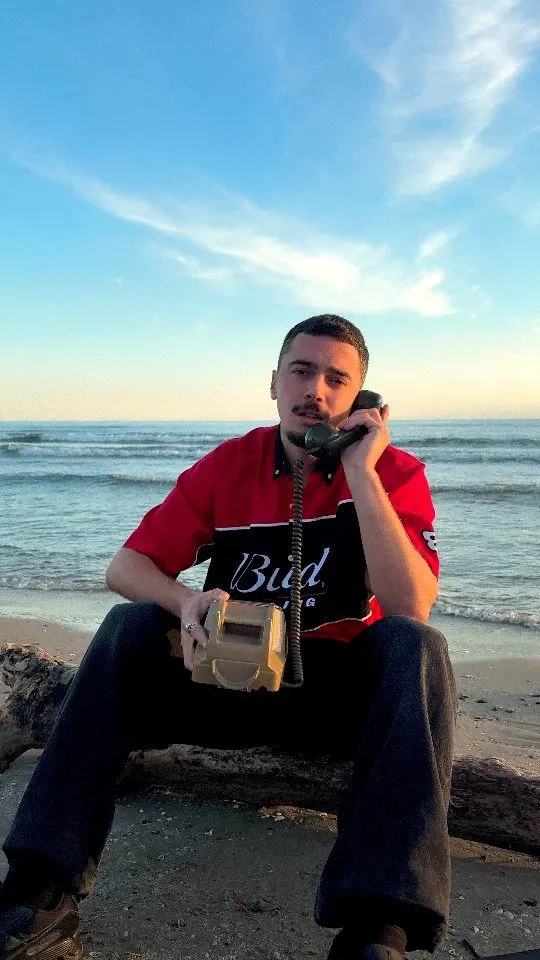 MaxxBud au téléphone sur une plage, visuel de Horizon