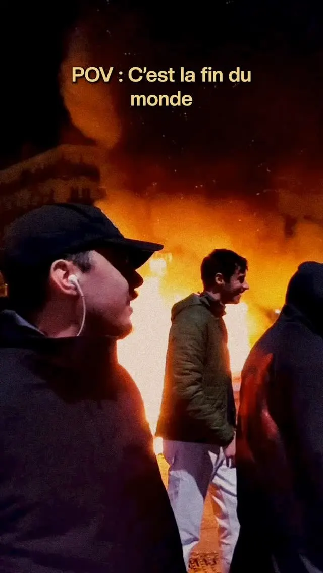 Groupe face à un feu la nuit, extrait de Incendie
